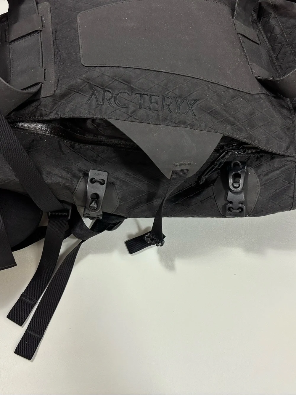 Arc'teryx M40 Black Men's Technical Pack with Adjustable Straps